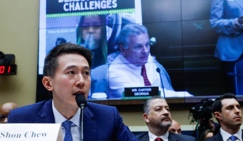 Генеральный директор TikTok даёт показания депутатам конгресса США по поводу приложения, пытаясь убедить их снять ограничения. Фото агентства Рейтерс.