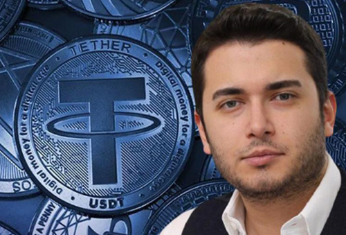 Фарук на фоне крипты. Коллаж из газеты politikyol.com.